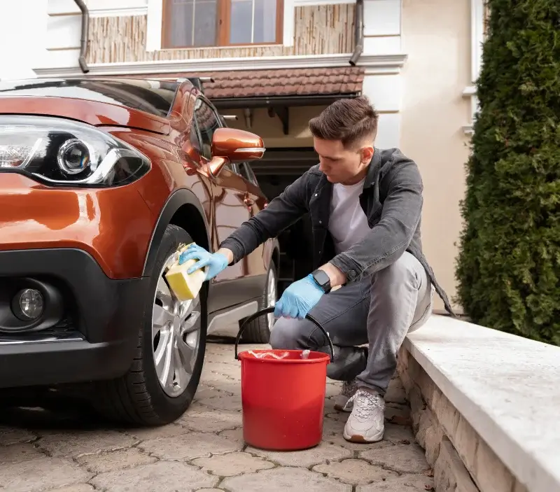 Lavage auto à domicile Chareil-Cintrat : professionnel intervenant sur un véhicule